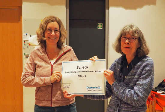 Andrea Schink (rechts) überreicht einen symbolischen Scheck an Beate Janisch vom Frauenzentrum Ronnenberg.