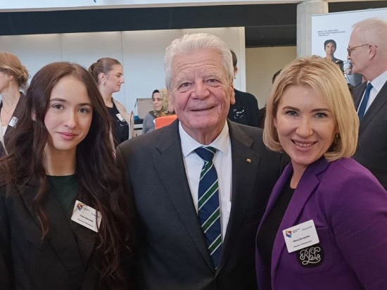 Bundespräsident a. D. Joachim Gauck im Gespräch mit Iryna(links) und Olena Gorodyska