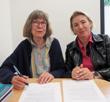 Olena Gorodyska, Ehrenamtskoordinatorin im Kirchenkreis Ronnenberg (rechts) und die Kirchenkreissozialarbeiterin Andrea Schink suchen Ehrenamtliche für einen Deutsch-Sprachkurs.