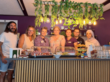 Team der Jugendberufshilfe Burgdorf
Halit Özden, Imke Fronia, Kathleen Baars, Nicole Grave, Anja Borrmann, Marvin Schulze, Shada Issa Team der Jugendberufshilfe Burgdorf
Halit Özden, Imke Fronia, Kathleen Baars, Nicole Grave, Anja Borrmann, Marvin Schulze, Shada Issa