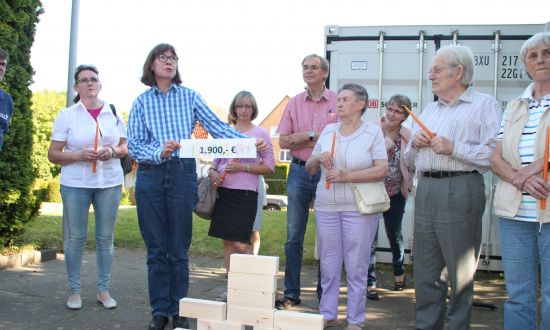 Nicht kleckern sondern klotzen: 100 Euro je Holzklotz spendet das DiakonieLädchen mit Andrea Schink für den hölzernen Neubau der Kita in der Deisterstrasse. Nicht kleckern sondern klotzen: 100 Euro je Holzklotz spendet das DiakonieLädchen mit Andrea Schink für den hölzernen Neubau der Kita in der Deisterstrasse.