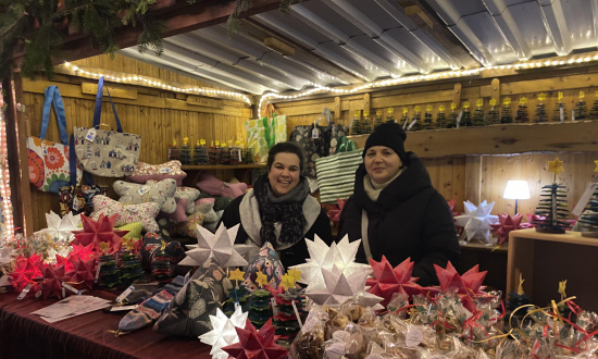Weihnachtsmarktstand lockt viele Besucher