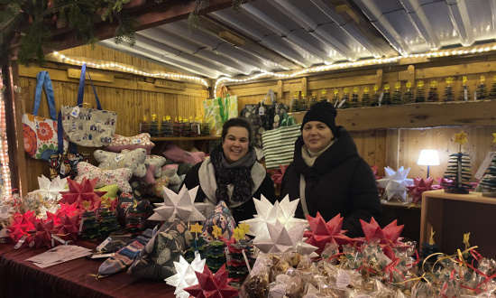 Weihnachtsmarktstand lockt viele Besucher Weihnachtsmarktstand lockt viele Besucher