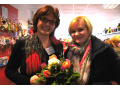 Tatjana Grefenstein (rechts), die Leiterin der Kindertagesstätte 'An der Halde', gratuliert Sandra Heuer, Leiterin des DiakonieLädchen kids zum dritten Geburtstag. Bild: Roter Faden