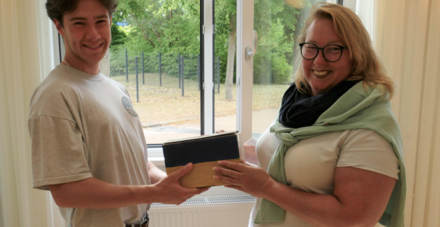 Tim Pütz übergebt stellvertretend die Spende an die Diakonie ©Daniela Rosendahl/BBS Burgdorf Tim Pütz übergebt stellvertretend die Spende an die Diakonie ©Daniela Rosendahl/BBS Burgdorf