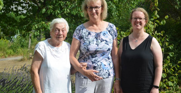 Elisabeth Drewitz (von links) und Anke Gebhardt haben sehr schnell einen Draht zueinander gefunden – zur Freude von Kirchenkreissozialarbeiterin Jessica Kind. Fotos: Andrea Hesse