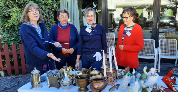 Andrea Schink bespricht die Preisausgabe mit Uschi Tanski, Silvia Adalid und Kornelia Plasswich (v.l.)