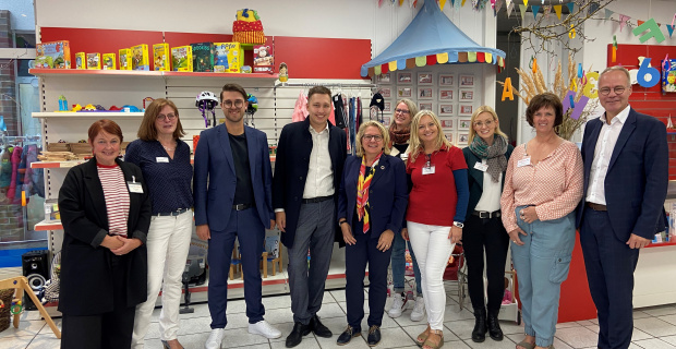 Unsere Mitarbeiterinnen gemeinsam mit den Politiker*innen im Diakonielädchen kids Unsere Mitarbeiterinnen gemeinsam mit den Politiker*innen im Diakonielädchen kids
