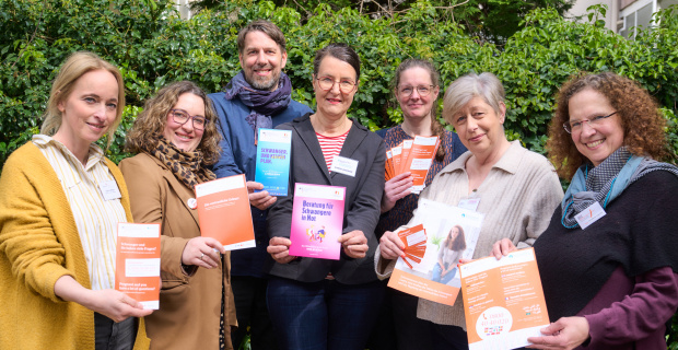 Mitglieder des Arbeitskreises  "Vertrauliche Geburt" von links:
Kati Simon (donum vitae), Silvia Langreder (AWO), Ulf Gronau (pro familia), Karin Aumann (Ev. Beratungszentrum), Annette Holaschke (Diakonie Hannover-Land), Andrea Hollemann (Jugendberatung Hinterhaus), Christiane Joachim (BTZ Hannover), nicht auf dem Bild: Susanne Hartmann-Ahlhorn (SKF); Foto: Christian Degener, AWO Region Hannover e.V.