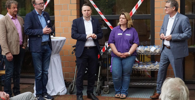 Engagiert für das Nicolaistift und dem Umzug der Begegnungsstätte (von links): Geschäftsführer Jörg Engmann vom Diakonieverband Hannover-Land, Superintendent Rainer Müller-Jödicke vom Kirchenkreis Neustadt-Wunstorf, Neustadts Bürgermeister Dominic Herbst, die Leiterin der Begegnungsstätte Tina Heine und Stiftungs-Vorstand Joachim von der Osten. Foto: Gunnar Schulz-Achelis Engagiert für das Nicolaistift und dem Umzug der Begegnungsstätte (von links): Geschäftsführer Jörg Engmann vom Diakonieverband Hannover-Land, Superintendent Rainer Müller-Jödicke vom Kirchenkreis Neustadt-Wunstorf, Neustadts Bürgermeister Dominic Herbst, die Leiterin der Begegnungsstätte Tina Heine und Stiftungs-Vorstand Joachim von der Osten. Foto: Gunnar Schulz-Achelis