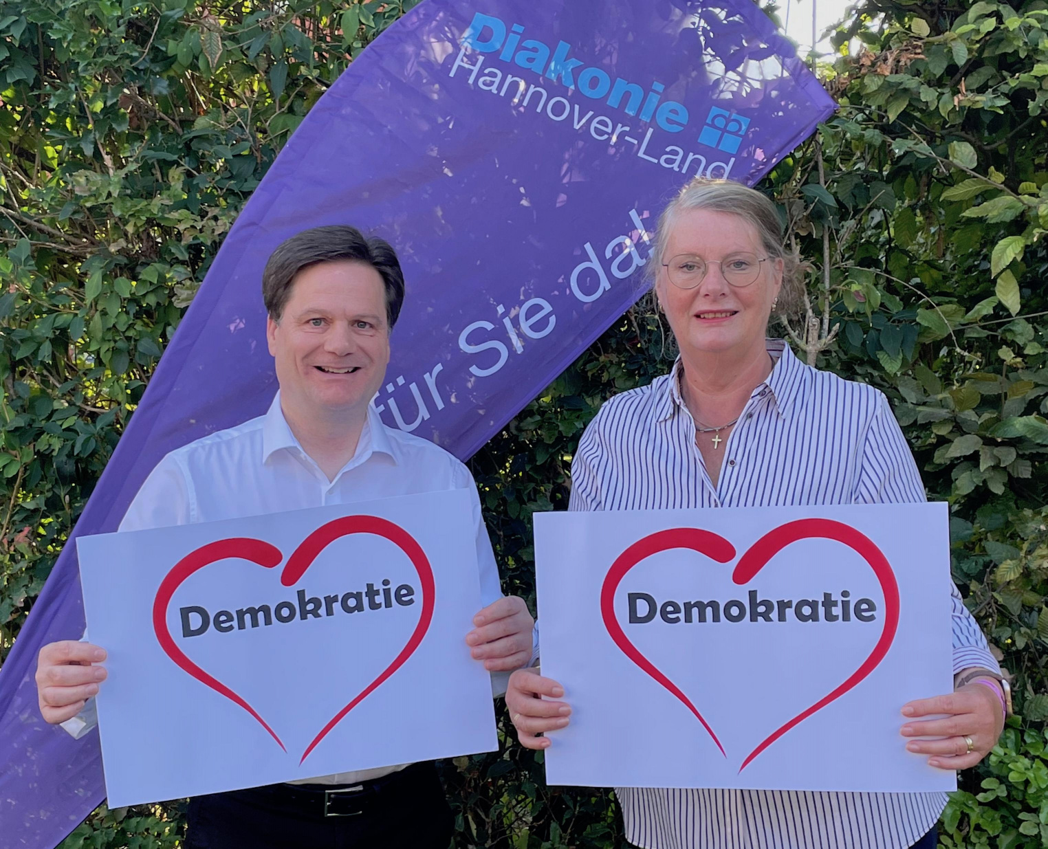 Setzen sich für die Demokratie ein: Pastor Dirk Heuer und Kirchenkreis-Sozialarbeiterin Janet Breier Setzen sich für die Demokratie ein: Pastor Dirk Heuer und Kirchenkreis-Sozialarbeiterin Janet Breier