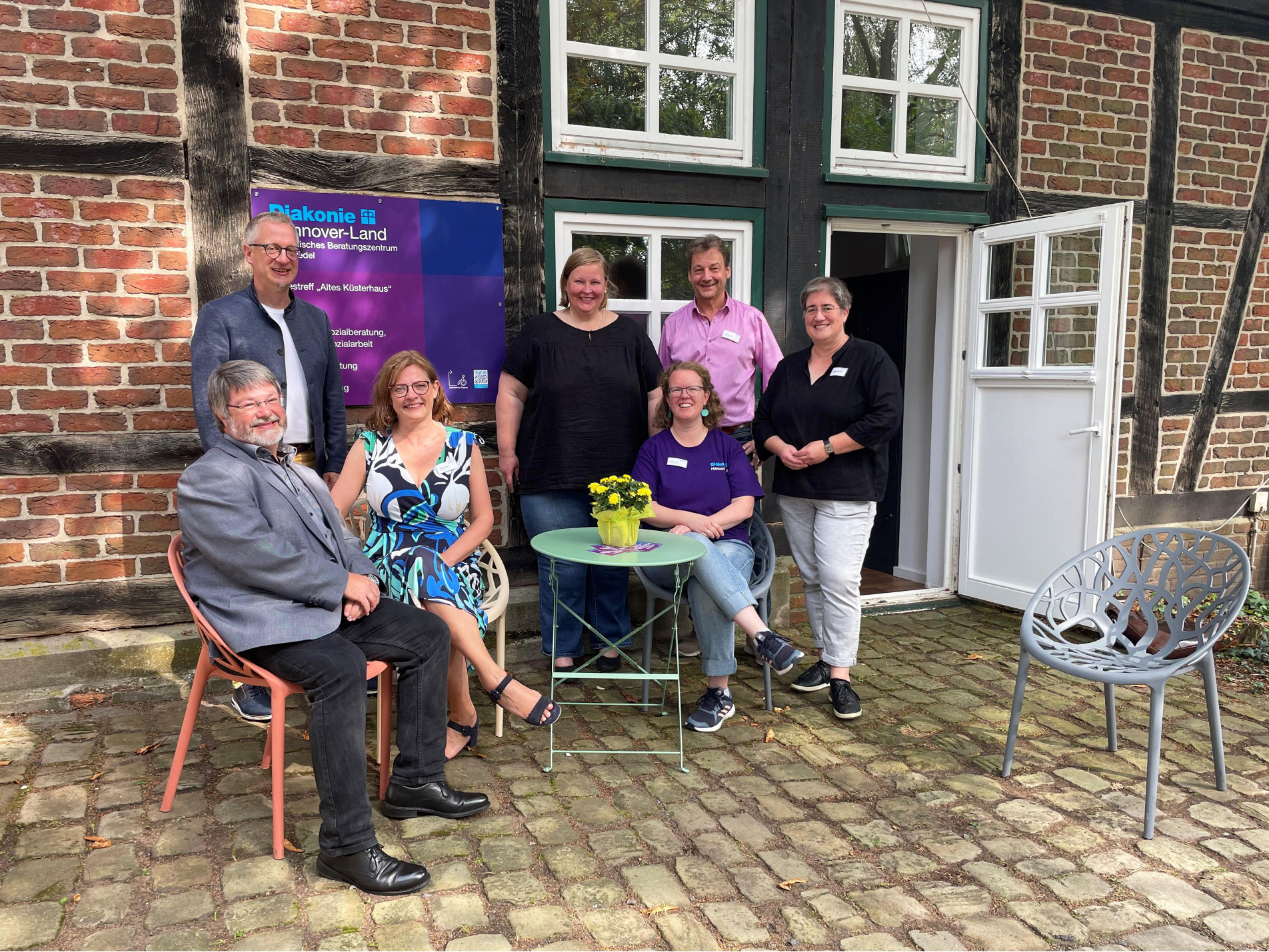 Gemeinsame Freude über das neue Diakoniezentrum (v.l.): Jens Blume, Dirk Jonas, Sandra Heuer, Bodil Reller, Jörg Engmann, Sabine Preuschoff und (vorne sitzend) Kirchenkreissozialarbeiterin Jessica Kind. Foto: Andrea Hesse Gemeinsame Freude über das neue Diakoniezentrum (v.l.): Jens Blume, Dirk Jonas, Sandra Heuer, Bodil Reller, Jörg Engmann, Sabine Preuschoff und (vorne sitzend) Kirchenkreissozialarbeiterin Jessica Kind. Foto: Andrea Hesse