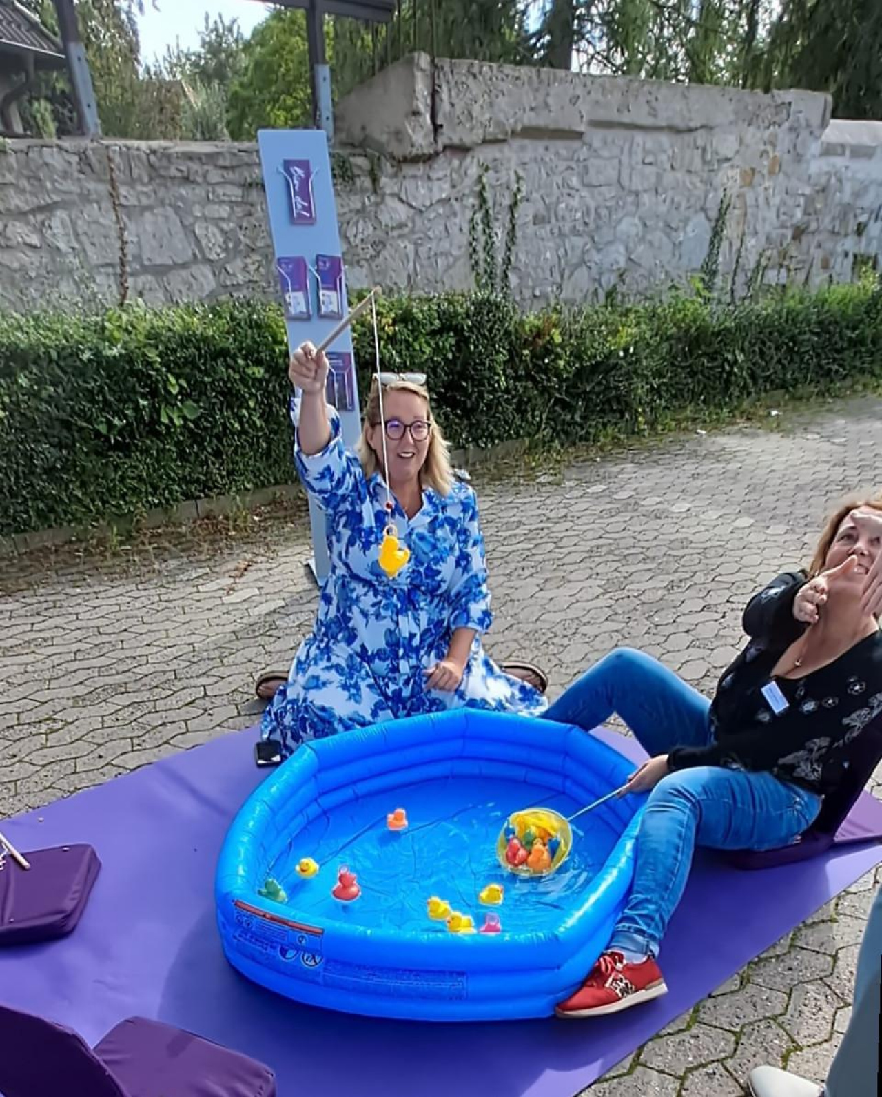 Imke Fronia und Sabine Taufmann beim Entenangeln